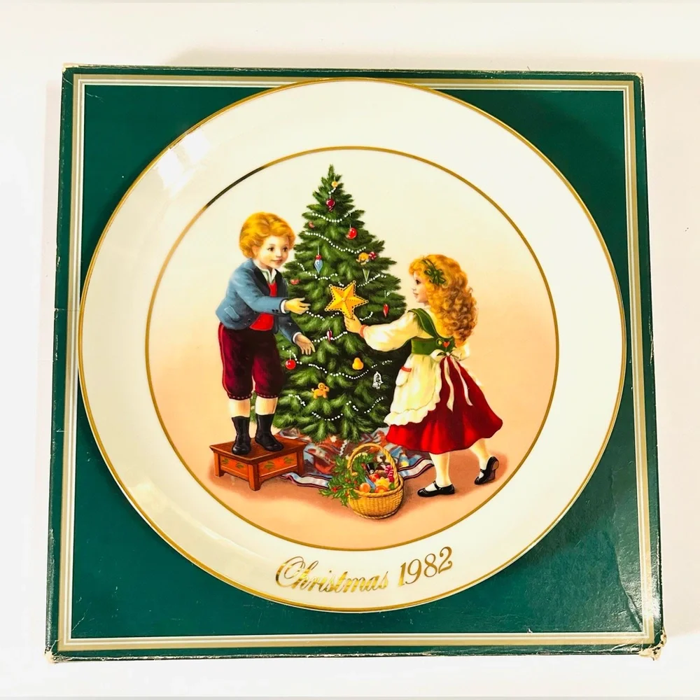 Avon Christmas Memories 1982 Plate in Original Box